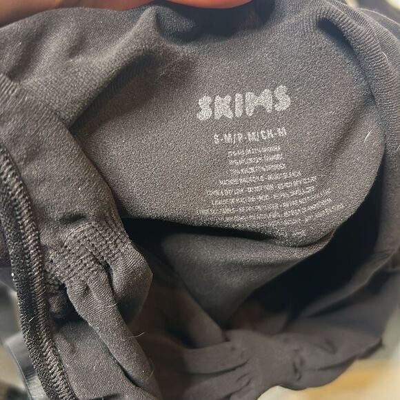 SKIMS sculpting bodysuit in onyx thong - Picture 3 of 6